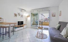 Magnifique Studio Au Calme, Climatisation, Parking, Wifi.